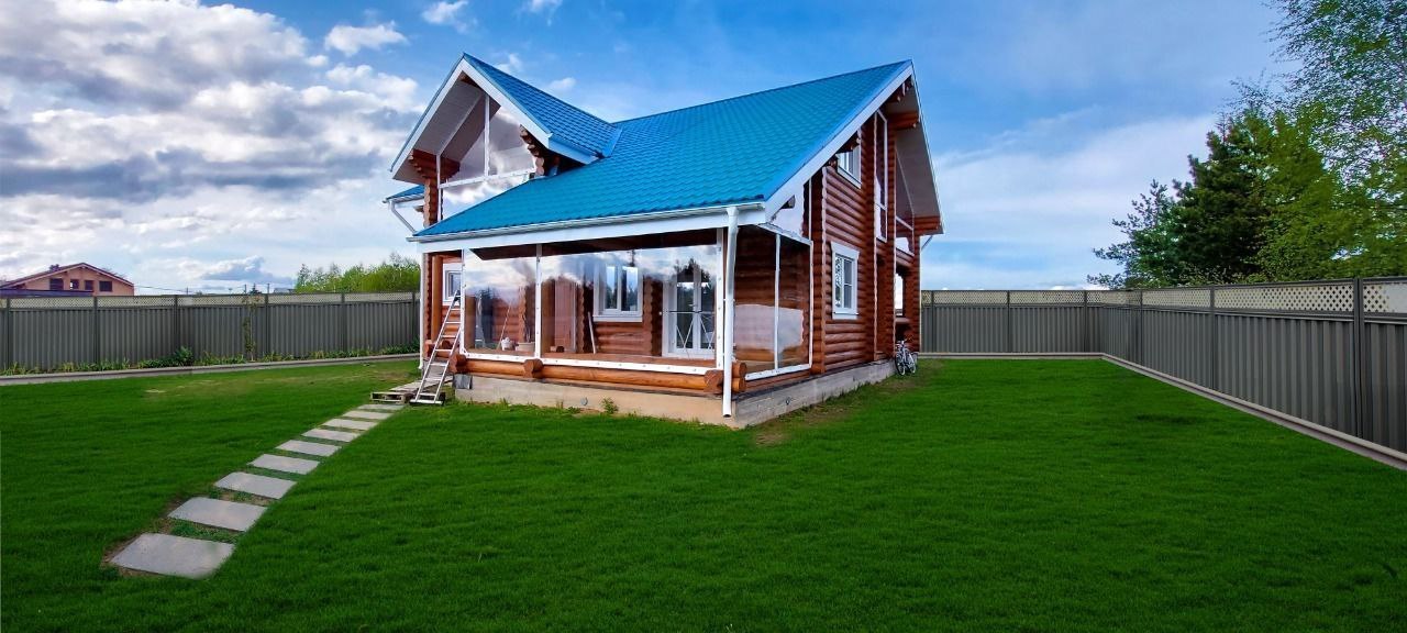 Мягкие окна на веранде загородного дома в Стрелице